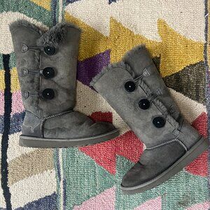 UGG Boots Sz7 -  Bailey Button Triplet II Boot in Grey